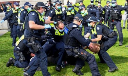 Cảnh sát đụng độ người biểu tình chống phong tỏa