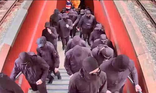 Bắt giữ và phạt nhóm người đội mũ trùm đầu màu đen xuất hiện ở ga xe lửa tại Sydney