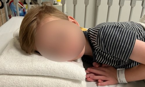 Phe đối lập cho biết cậu bé 4 tuổi bị để nằm không có gối tại Bệnh viện Phụ nữ và Trẻ em thành phố Adelaide