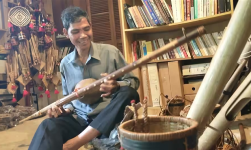 Nghệ nhân người Jarai, Ro Cham Tih, biểu diễn các nhạc cụ Tây Nguyên tại Sydney