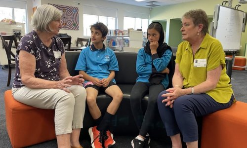 Nhóm “Những người bà” giúp trẻ tị nạn học tiếng Anh, hình thành mối liên hệ 'tuyệt vời' với học sinh ở thành phố Adelaide