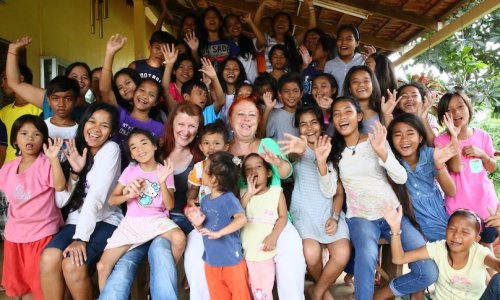 Nhà từ thiện Geraldine Cox phản ánh về việc cứu sống hàng trăm trẻ em, trao lại việc quản lý trại trẻ mồ côi Campuchia cho người khác.