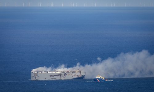 Tàu chở 3.000 xe hơi bốc cháy ngoài khơi Hà Lan, một thủy thủ thiệt mạng