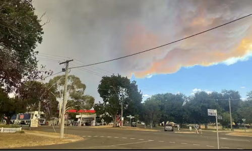 Cháy rừng ở Victoria: Nhiều ngôi nhà bị thiêu rụi, hàng ngàn người phải 'di tản ngay'