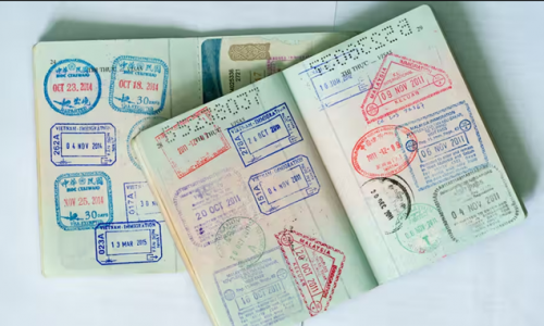 Con dấu đóng trên sổ thông hành (passport) kỷ niệm những chuyến đi nước ngoài sẽ sớm trở thành quá khứ