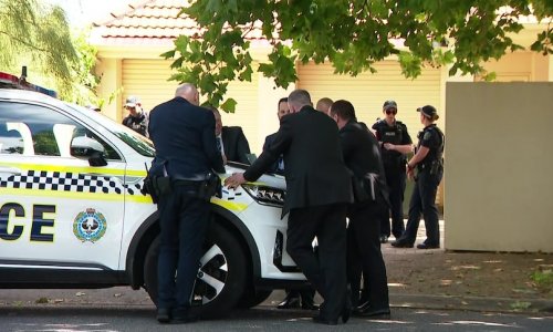 Cảnh sát Nam Úc điều tra một vụ tình nghi giết người-tự sát sau cái chết của hai người đàn ông ở ngoại ô Glenelg North.