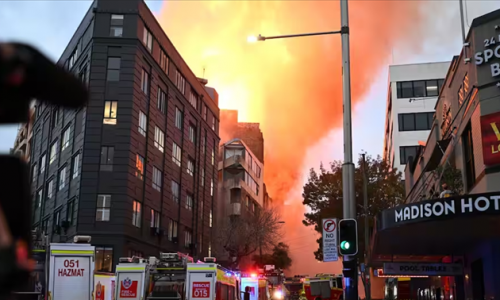 Hai thiếu niên ra đầu thú với cảnh sát sau khi hỏa hoạn thiêu rụi tòa nhà ở Sydney CBD