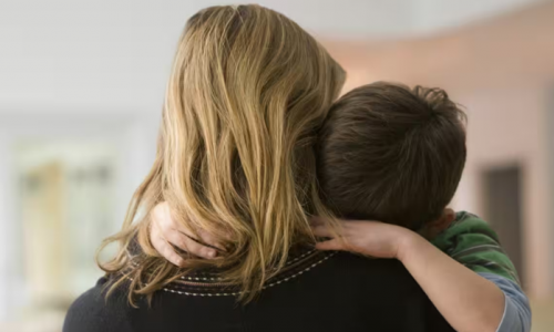 Cha mẹ có thể giúp con vượt qua chấn thương tâm lý thế nào?