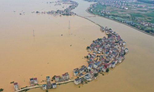 Dân làng Trung Quốc cầu cứu khi lũ lụt ngày càng tồi tệ, chính quyền để mặc đê vỡ