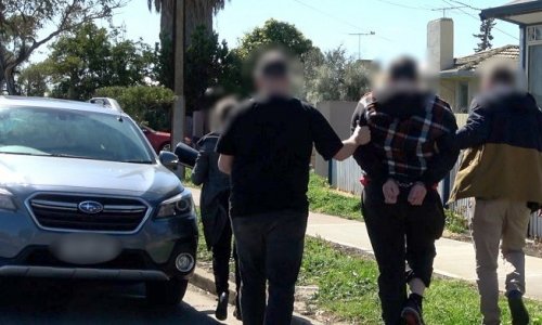 Adelaide: một thanh niên 19 tuổi  bị bắt, bị buộc tội lạm dụng trẻ em.