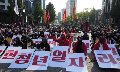 Người Nam Hàn mặc đồ Squid Game, biểu tình ở Seoul