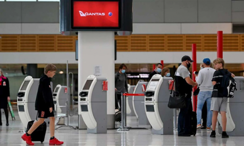 Qantas loại bỏ quy định đeo khẩu trang trên một số chuyến bay quốc tế