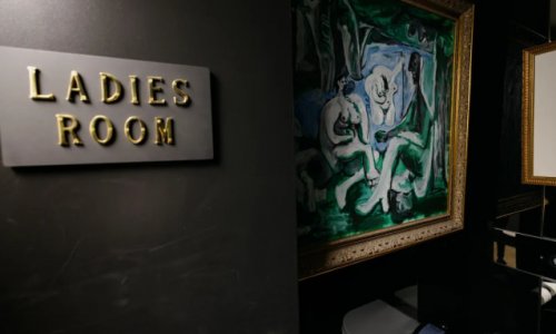 Bảo tàng MONA, Tasmania, trưng bày tranh Picasso trong nhà vệ sinh nữ