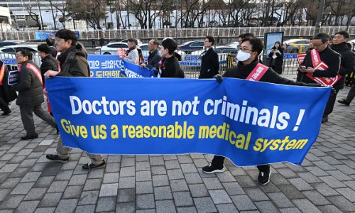 Khủng hoảng y tế ở Nam Hàn: Hàng loạt bác sĩ đình công, nghỉ việc, nguyên nhân vì sao?