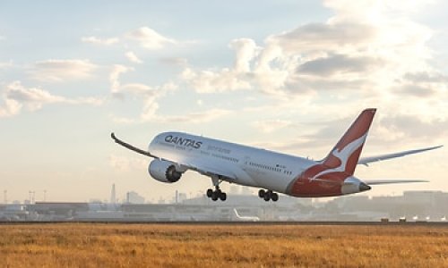Qantas công bố chương trình tặng thưởng cho những hành khách đã chủng ngừa COVID-19