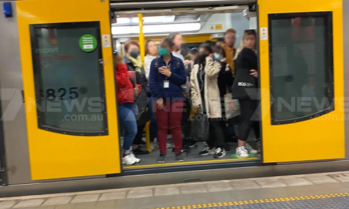 Hình ảnh chụp nhà ga tàu đông đúc gây nên lo ngại người dân ngó lơ lệnh giãn cách xã hội.
