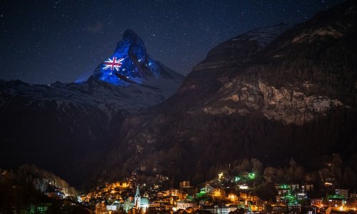 Cờ Úc Đại Lợi được chiếu đèn sáng rực trên dãy Alps ở Thụy Sĩ trong thông điệp hy vọng