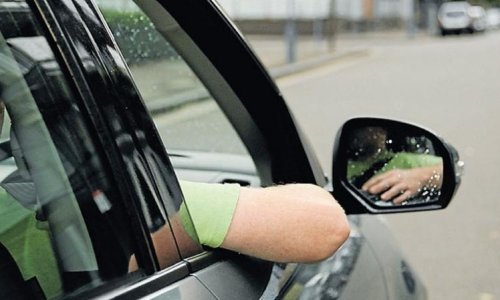 NSW: Gác tay lên cửa sổ xe hơi  khi xe đang chạy sẽ  bị  phạt 349 đô-la và bị trừ 3 điểm.
