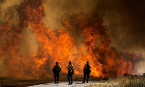Mỹ đối phó với “thảm họa kép” cháy rừng và bão giữa đại dịch COVID-19