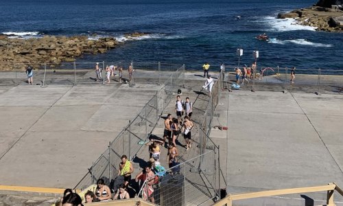Sydney vừa mở cửa bãi biển đã phải đóng lại vì dân ùa ra đông đúc