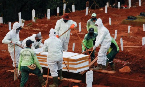 Indonesia: Người chống đeo khẩu trang bị bắt phải đào mộ cho bệnh nhân tử vong vì Covid-19.