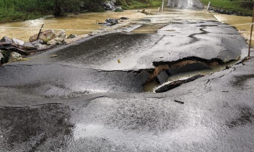 Hố sụt khổng lồ trên một đoạn đường phía bắc tiểu bang NSW sau trận ngập lụt.