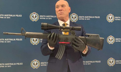 Một người bị bắt trong vụ cảnh sát thu giữ loại súng hạng nặng được sử dụng trong Lực Lượng Phòng Vệ Úc.