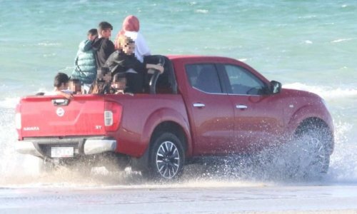 Một người lái xe “liều lĩnh”chở theo 8 đứa trẻ trên xe bán tải ở bãi biển Yorke Peninsula bị phạt 1,300 đô-la