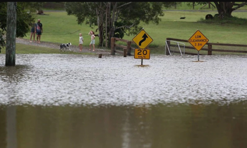 Một người phụ nữ chết trong xe hơi và 10 người mất tích sau lũ lụt ở Queensland