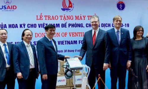 Theo đề nghị của Tống thống Trump, Mỹ viện trợ Việt Nam 100 máy thở ứng phó đại dịch