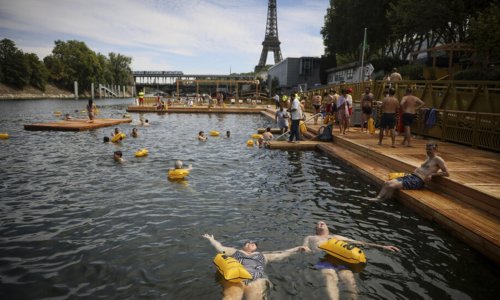 Pháp: Lần đầu tiên người dân Paris được phép tắm trên sông Seine sau lệnh cấm từ năm 1923