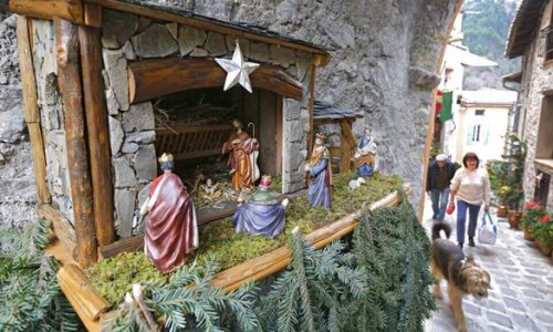 Hang đá Giáng sinh tại Pháp: Khi biểu tượng tôn giáo bị chính trị hóa