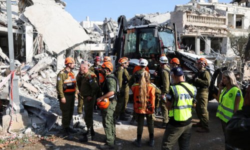 Iran tấn công trả đũa Israel bằng hơn 150 hỏa tiễn, khu vực bộ Quốc Phòng ở Tel Aviv bị oanh kích