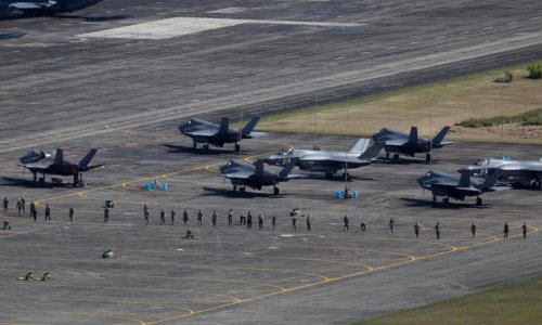 Tổng thống Mỹ triển khai hạm đội hùng hậu ở vịnh Caribê, kêu gọi lãnh đạo Venezuela từ chức