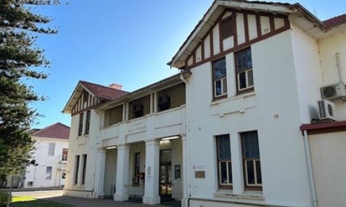 Thành phố Port Pirie: Sự xâm nhập của chim bồ câu buộc nhân viên của Bộ Y Tế Nam Úc phải rời khỏi tòa văn phòng ở trung tâm y tế Port Pirie Community Health.