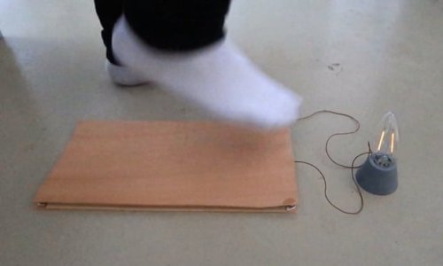 Độc đáo sàn gỗ biến bước chân thành điện năng