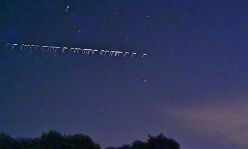 Những ánh sáng kỳ lạ xuất hiện trên bầu trời Melbourne được cho là vệ tinh SpaceX Starlink của Elon Musk.