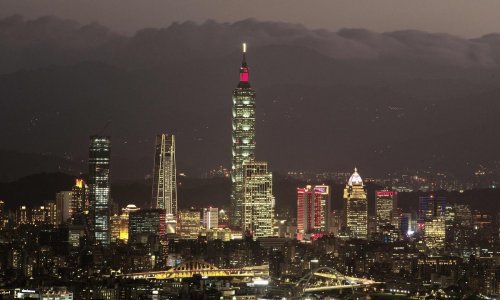 Dự án điện gió ngoài khơi lớn nhất Đài Loan phát dòng điện đầu tiên.