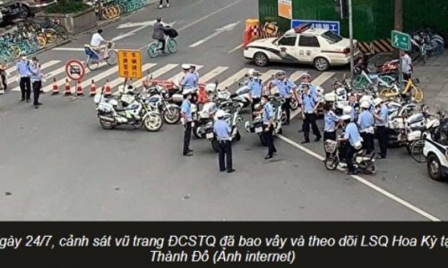 Vây quanh Lãnh sự quán Hoa Kỳ tại Thành Đô, cảnh sát Trung Quốc lại bắt được ‘tiểu phấn hồng’