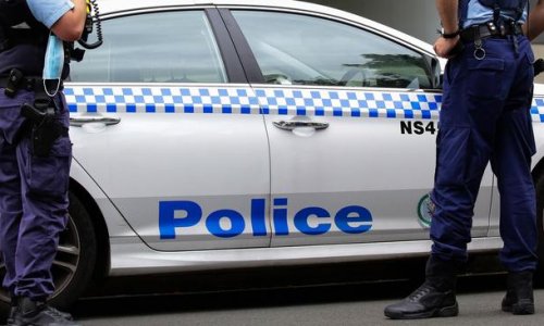 Ba người bị bắt sau khi bị cáo buộc lái máy bay từ NSW đến vùng hẻo lánh Nam Úc