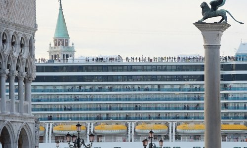 Các tàu du lịch lớn bị cấm vào Venice thành phố trên sông của Ý Đại Lợi.