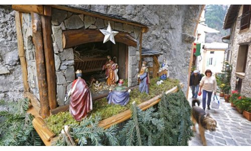 Hang đá Giáng sinh tại Pháp: Khi biểu tượng tôn giáo bị chính trị hóa