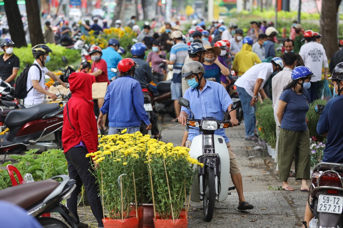 Tấp nập mua hoa giảm giá ngày 30 Tết