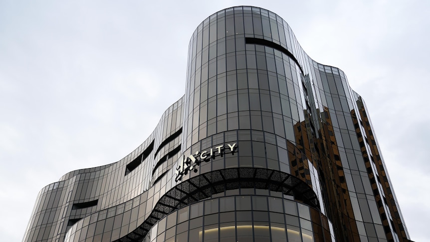 Trung tâm Phân tích và Báo cáo Giao dịch Úc Đại Lợi – AUSTRAC - khởi kiện dân sự tại Tòa Án Liên Bang đối với sòng bạc SkyCity Adelaide về các vi phạm chống rửa tiền.  
