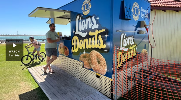 Câu lạc bộ Beachport Lions Club đóng góp cho thị trấn bằng cách bán hàng chục nghìn chiếc bánh doughnut mỗi mùa hè