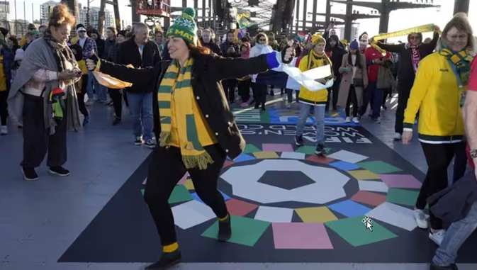 Diễu hành qua cầu Cầu Cảng Sydney cổ vũ giải World Cup nữ