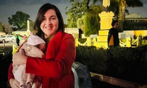 Nghị sĩ tiểu bang Nam Úc, Jayne Stinson, kêu gọi nghị viện 'dung hòa' hơn cho các bậc cha mẹ đang đi làm