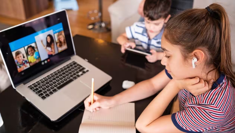 Sáng kiến học sinh được sử dụng Internet băng thông rộng tại nhà miễn phí sẽ kéo dài thêm hai năm đến 2025