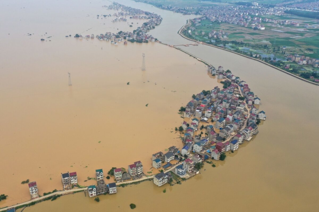 Dân làng Trung Quốc cầu cứu khi lũ lụt ngày càng tồi tệ, chính quyền để mặc đê vỡ