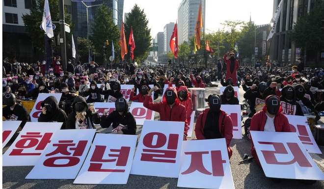 Người Nam Hàn mặc đồ Squid Game, biểu tình ở Seoul